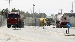 شاحنات محملة بالوقود لقطاع غزة تدخل عبر معبر ’كرم أبو سالم’ بين إسرائيل وجنوب قطاع غزة في 16 مارس، 2014. (AFP Photo/Said Khatib)