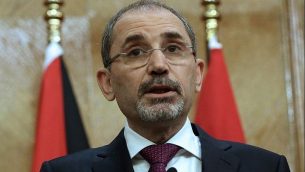 وزير الخارجية الاردني ايمن الصفدي خلال مؤتمر صحفي مشترك مع امين عام الجامعة العربية احمد ابو الغيط، في العاصمة الارجنية عمان، 6 يناير 2018 (AFP Photo/Khalil Mazraawi)