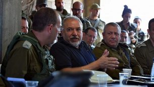 وزير الدفاع أفيغدور ليبرمان يتلقي بضباط كبار في الجيش الإسرائيلي خلال مناورة تحاكي حربا في قطاع غزة، 17 يوليو، 2018. (Hermoni/Defense Ministry)