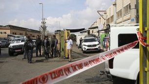 قوى الأمن الإسرائيلية تقف عند مدخل المنقطة الصناعية بركان في شمال الضفة الغربية، 7 أكتوبر، 2018. (AP Photo/Oded Balilty)
