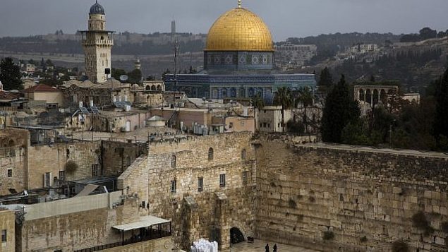 صورة للحائط الغربي وقبة الصخرة، اثنان من أقدس المواقع لليهود والمسلمين، في البلدة القديمة في القدس، 6 ديسمبر، 2017.  (AP Photo/Oded Balilty)