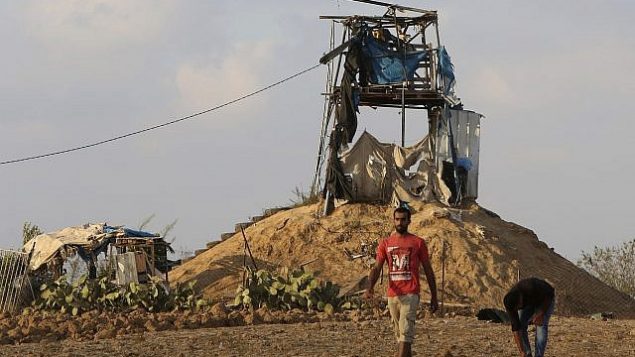 توضيحية: الفلسطينيون يتفقدون نقطة مراقبة عسكرية ضربتها قذيفة دبابة إسرائيلية شرق خان يونس، جنوب قطاع غزة، الجمعة 20 يوليو / تموز 2018 (AP Photo / Adel Hana)