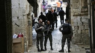 توضيحية: عناصر من شرطة حرس الحدود الإسرائيلية في البلدة القديمة في القدس، الجمعة، 17 أغسطس، 2018.  (AP Photo/Mahmoud Illean)