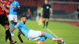 لاعب المنتخب الألباني تولانت تشاكا، يصارع على الكرة مع لاعب المنتخب الإسرائيلي مؤنس دبور خلال مبارة بين ألبانيا وإسرائيل في إطار دوري الأمم الأوروبية في ملعب ’إلباسان أرينا’ في مدينة إلباسان جنوبي ألبانيا، 7 سبتمبر، 2018.   (AP Photo/Hektor Pustina)