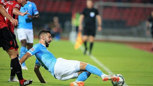 لاعب المنتخب الألباني تولانت تشاكا، يصارع على الكرة مع لاعب المنتخب الإسرائيلي مؤنس دبور خلال مبارة بين ألبانيا وإسرائيل في إطار دوري الأمم الأوروبية في ملعب ’إلباسان أرينا’ في مدينة إلباسان جنوبي ألبانيا، 7 سبتمبر، 2018.   (AP Photo/Hektor Pustina)