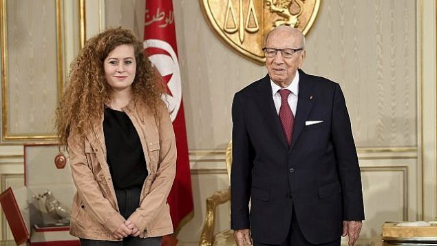 الرئيس التونسي الباجي قائد السبسي، من اليمين، يستقبل الناشطة الفلسطينية عهد التميمي في القصر الرئاسي، في قرطاج بالقرب من تونس العاصمة، 2 أكتوبر، 2018. (Hassene Dridi/AP)