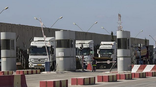 شاحنات إسرائيلية محملة بوقود الديزل تدخل معبر ’كرم أبو سالم’ (كيريم شالوم) على الحدود بين إسرائيل وغزة، الخميس، 11 أكتوبر، 2018.  (AP Photo/Tsafrir Abayov)