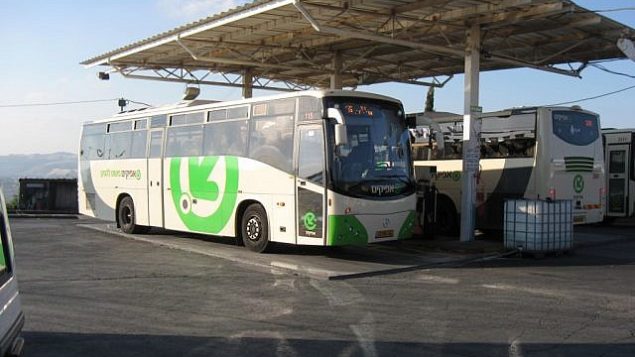 حافلة تابعة لشركة "أوفكيم" في مستوطنة أريئيل في الضفة الغربية.  (photo credit: CC BY-SA, by Ori, Wikimedia Commons)