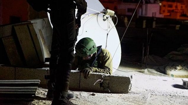 القوات الإسرائيلية تقوم بأخذ قياسات منزل فلسطيني قتل جنديا إسرائيليا تمهيدا لهدمه، كما يظهرون هنا في الصورة في مخيم الأمعري في الضفة الغربية، 2 أكتوبر، 2018. (الناطق باسم الجيش الإسرائيلي)
