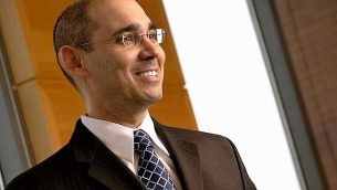الأستاذ والخبير المالي أمير يارون. (The Wharton School, University of Pennsylvania)