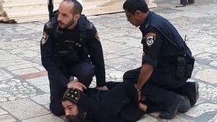 ضباط شرطة إسرائيل يكبحون رجل دين قبطيا خلال احتجاج على أعمال صيانة للسلامة في كنيسة القيامة في مدينة القدس القديمة، 24 أكتوبر / تشرين الأول 2018.  (Patriarchate of the Orthodox Copts in Jerusalem/Facebook)
