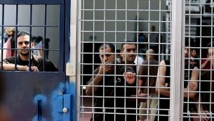 صورة توضيحية لسجناء أمنيون في سجن عوفر بالقرب من رام الله، 20 أغسطس / آب 2008. (Moshe Shai/Flash90)