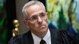قاضي المحكمة العليا دافيد مينتس يشارك في مراسم في القدس، 13 يونيو، 2017. (Yonatan Sindel/Flash90)