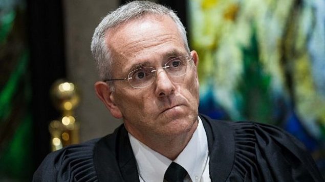 قاضي المحكمة العليا دافيد مينتس يشارك في مراسم في القدس، 13 يونيو، 2017. (Yonatan Sindel/Flash90) قاضي المحكمة العليا دافيد مينتس يشارك في مراسم في القدس، 13 يونيو، 2017. (Yonatan Sindel/Flash90)