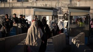 نساء فلسطينيات في حاجز قلنديا خارج مدينة رام الله في الضفة الغربية، 23 يونيو، 2017. (Hadas Parush/Flash90)