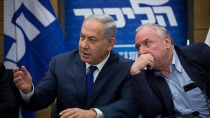 رئيس الوزراء بينيامين نتنياهو ورئيس الإئتللاف دافيد أمسالم في جلسة لحزب ’الليكود’ في الكنيست، 25 يونيو، 2018.  (Yonatan Sindel/Flash90)