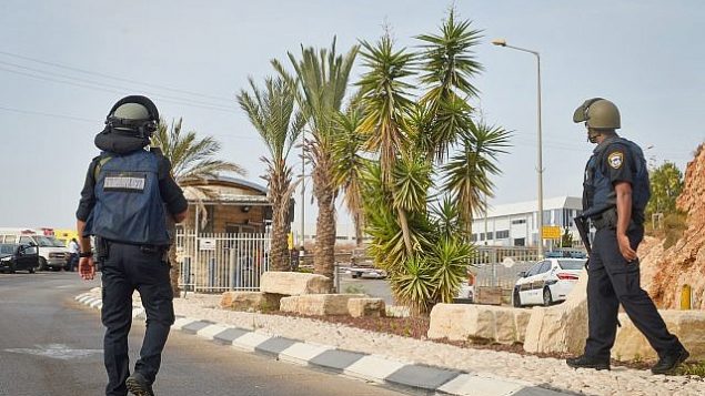 القوات الإسرائيلي في موقع هجوم إطلاق النار في المنطقة الصناعية بركان في الضفة الغربية، 7 أكتوبر، 2018. (Flash90) القوات الإسرائيلي في موقع هجوم إطلاق النار في المنطقة الصناعية بركان في الضفة الغربية، 7 أكتوبر، 2018. (Flash90)