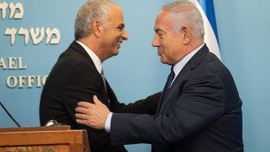 رئيس الوزراء بينيامين نتنياهو (من اليمين) ووزير المالية موشيه كحلون في مؤتمر صحفي في مكتب رئيس الوزراء في القدس، 9 أكتوبر، 2018. (Hadas Parush/Flash90)