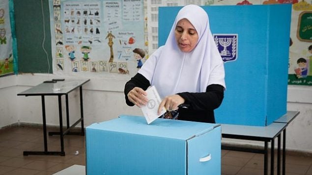 سيدة عربية تدلي بصوتها في صندوق الإقتراع خلال إنتخابات السلطات المحلية، في كفر قاسم، 30 أكتوبر، 2018. (Roy Alima/Flash90)
