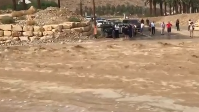 فيضانات في جنوب إسرائيل بسبب هطول أمطار غزيرة في 25 أكتوبر، 2018. (لقطة شاشة: Twitter)