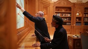 رئيس الوزراء بنيامين نتنياهو يتحدث مع السلطان قابوس من سعيد في عمان، 26 اكتوبر 2018 (Courtesy)