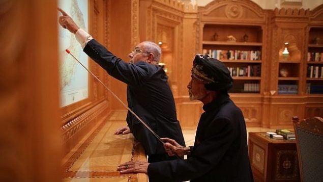 رئيس الوزراء بنيامين نتنياهو يتحدث مع السلطان قابوس من سعيد في عمان، 26 اكتوبر 2018 (Courtesy)
