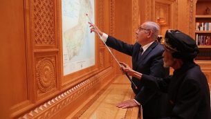 رئيس الوزراء بنيامين نتانياهو مع السلطان قابوس بن سعيد آل سعيدي في عمان في 26 أكتوبر 2018 (Courtesy)