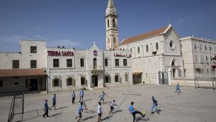 تلاميذ مدرسة ميسحيون عرب يلعبون كرة القدم في مدرسة ’ترا سانتا’ في مدينة اللد اليهودية العربية المختلطة، 26 مايو، 2015. (AP/Oded Balilty)