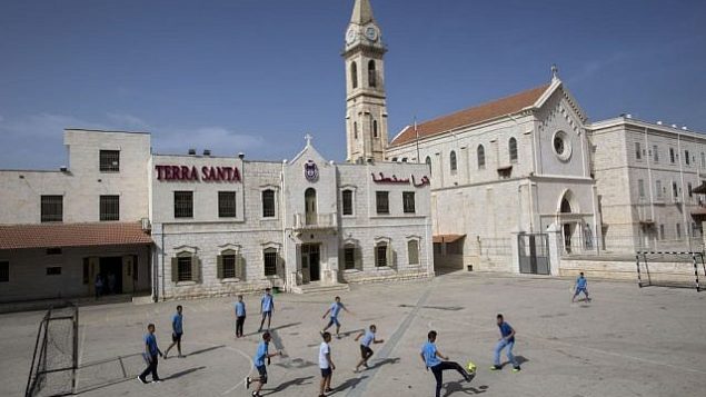 تلاميذ مدرسة ميسحيون عرب يلعبون كرة القدم في مدرسة ’ترا سانتا’ في مدينة اللد اليهودية العربية المختلطة، 26 مايو، 2015. (AP/Oded Balilty)