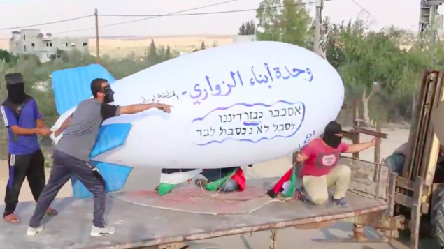 فلسطينيون يستعدون لإطلاق ’منطاد’ حارق من غزة باتجاه اسرائيل، 13 اكتوبر 2018 (screen capture: Twitter)
