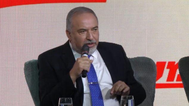 وزير الدفاع افيغادور ليبرمان خلال مؤتمر صحيفة معاريف في القدس، 15 اكتوبر 2018 (Screen capture)