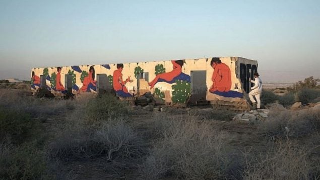 عمل في البحر الميت من رسم تانت، قنان من حيفا سوف رسم جدارية كبيرة لمهرجان "جدران" الذي سيقام فيحيفا في اكتوبر 2018 (Courtesy Tant)