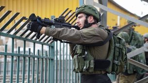 قوات الأمن تبحث عن المشتبه به بتنفيذ هجوم اطلاق نار دامي في مجمع باركان الصناعي في شمال الضفة الغربية، 7 اكتوبر 2018 (Israel Defense Forces)