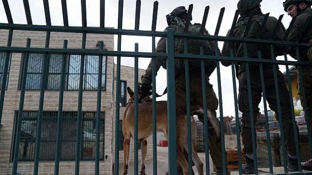 قوات الأمن تبحث عن المشتبه به بتنفيذ هجوم اطلاق نار دامي في مجمع باركان الصناعي في شمال الضفة الغربية، 7 اكتوبر 2018 (Israel Defense Forces)