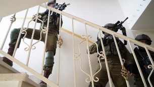 مداهمة للقوات الإسرائيلية لمنزل أشرف وليد سلميان نعالوة في قرية شويكة في شمال الضفة الغربية، 7 أكتوبر، 2018. (الجيش الإسرائيلي)
