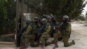 جنود إسرائيليون يقومون بعمليات بحث عن المشتبه به في هجوم إطلاق النار في بركان، أشرف نعالوة، في قرية الشويكة في شما الضفة الغربية، 7 أكتوبر، 2018. (الجيش الإسرائيلي)