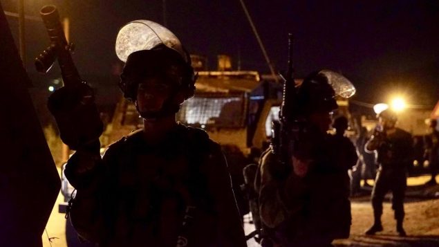 قوات إسرائيلية تشارك في عمليات في قرية الشويكة في شمال الضفة الغربية، بحثا عن مسلح من البلدة قتل إسرائيليين اثنين وأصاب ثالثة، في 8 أكتوبر، 2018 (الجيش الإسرائيلي) قوات إسرائيلية تشارك في عمليات في قرية الشويكة في شمال الضفة الغربية، بحثا عن مسلح من البلدة قتل إسرائيليين اثنين وأصاب ثالثة، في 8 أكتوبر، 2018 (الجيش الإسرائيلي)