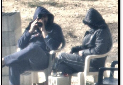 رجال لبنانيون، يدعي الجيش الإسرائيلي انهم تابعون لتنظيم حزب الله، ينظرون نحو اسرائيل من نقطة مراقبة بالقرب من الحدود، في صور نشرها الجيش في 22 امتوبر 2018 (الجيش الإسرائيلي)
