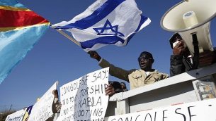 ناشطون كونغوليون يتظاهرون خارج مكتب رئيس الوزراء نتنياهو في القدس في 18 كانون الأول / ديسمبر 2011، مطالبين الحكومة الإسرائيلية بتجاهل الرئيس الكونغولي المنتخب حديثا جوزيف كابيلا وزعيم المعارضة إيتيين تشسيكيدي بدلاً من ذلك. (Miriam Alster/Flash90)