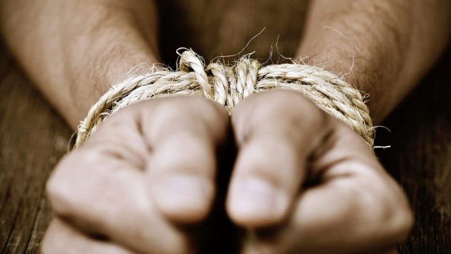صورة توضيحية: ايدي شاب مكبلة بحبال (nito100; iStock by Getty Images)