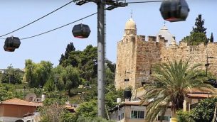 العربات السلكية المعلقة المخطط لها في المدينة القديمة في القدس، كما يظهر في لقطة شاشة من فيديو من قبل المنظمة غير الحكومية "عيميك شافي"، التي تعارض المخطط.