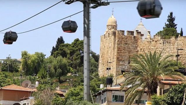 العربات السلكية المعلقة المخطط لها في المدينة القديمة في القدس، كما يظهر في لقطة شاشة من فيديو من قبل المنظمة غير الحكومية "عيميك شافي"، التي تعارض المخطط.