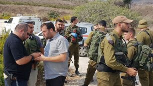 رئيس المجلس الإقليمي يوسي دغان (الثالث من اليسار) في موقع هجوم طعن في شمال الضفة الغربية، 11 أكتوبر، 2018.  (Roi Hadi)