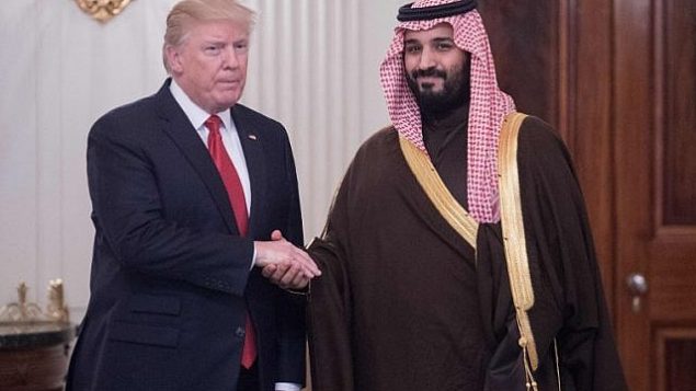 الرئيس لأمريكي دونالد ترامب والأمير ووزير العهد السعودي محمد بن سلمان (من اليسار)، الذي أصبح لاحقا وليا للعهد، يتصافحان قبل تناول الغداء في البيت الأبيض، في العاصمة الأمريكية واشنطن، 14 مارس، 2017.  (NICHOLAS KAMM/AFP)