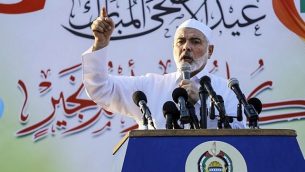 رئيس المكتب السياسي لحركة حماس يلقي بخطاب في اليوم الأول من عيد الأضحى في مدينة غزة، 21 اغسطس، 2018. (AFP Photo/Anas Baba)