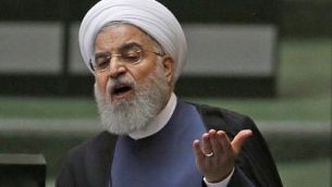 الرئيس حسن روحاني يتحدث في البرلمان الإيراني في العاصمة طهران، في 28 آب / أغسطس، 2018. (AFP PHOTO / ATTA KENARE)