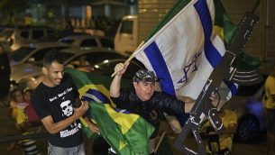 مناصرو المشرع اليميني المرشح الرئاسي عن الحزب الليبرالي الاجتماعي، جاير بولسونارو، يحتفلون في ريو دي جانيرو، بعد فوز النقيب السابق في الجيش بالإنتخابات الرئاسية في البرازيل، 28 أكتوبر، 2018.  (CARL DE SOUZA / AFP)