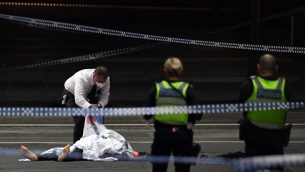 عناصر الشرطة تفحص ساحة هجوم طعن في ملبورن، استراليا، 9 نوفمبر 2018 (WILLIAM WEST / AFP)