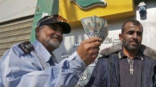 فلسطيني يعرض أمواله بعد تلقي راتبه في رفح جنوب قطاع غزة في 9 نوفمبر 2018. (Said Khatib/AFP)