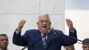 رئيس السلطة الفلسطينية محمود عباس يلقي خطابا بعد وضع إكليل زهور على ضريح الزعيم الفلسطيني الراحل ياسر عرفات في مدينة رام الله في الضفة الغربية، 11 نوفمبر، 2018. (Abbas Momani/AFP)